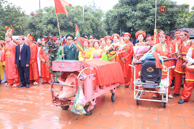 Hàng nghìn người dân kéo đến xem lễ chém lợn ở Ném Thuợng